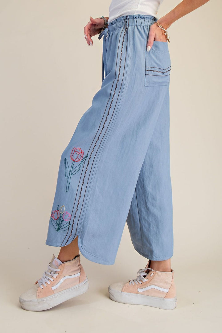 Embroidery Detail Capri Pants