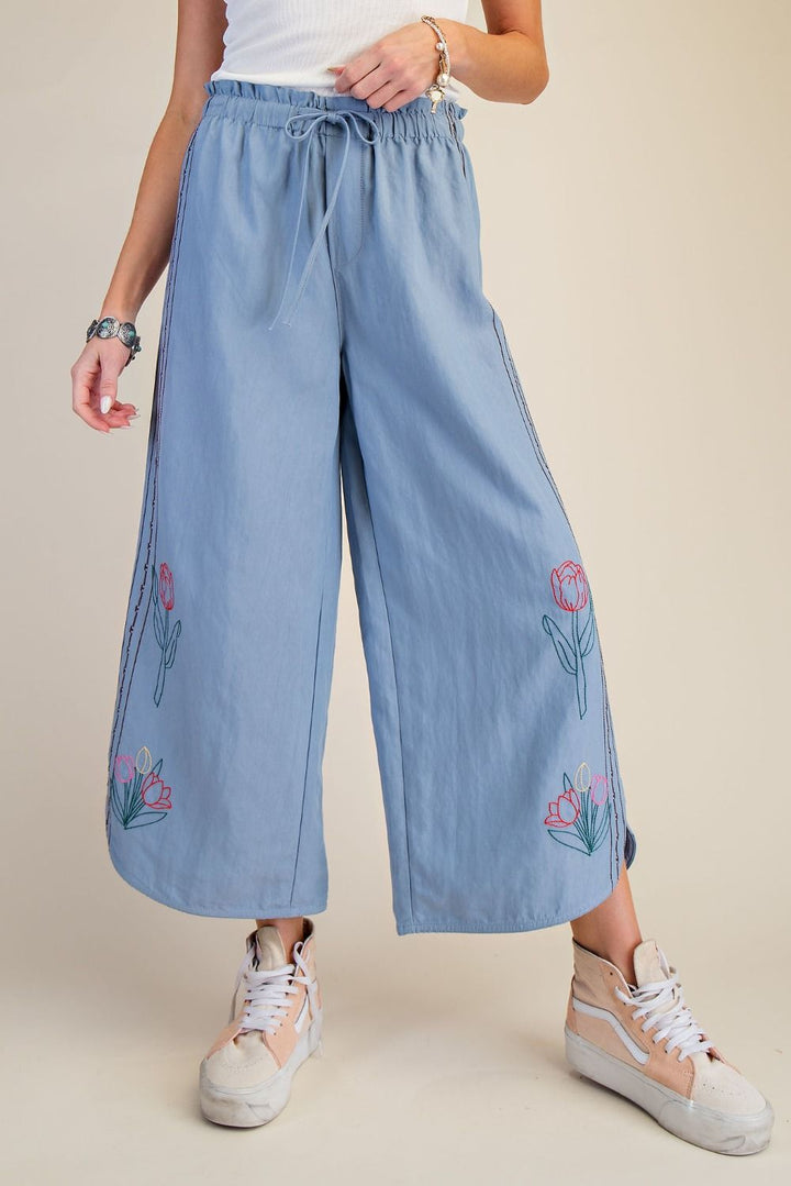 Embroidery Detail Capri Pants