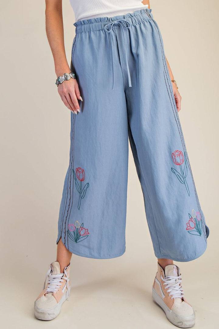 Embroidery Detail Capri Pants